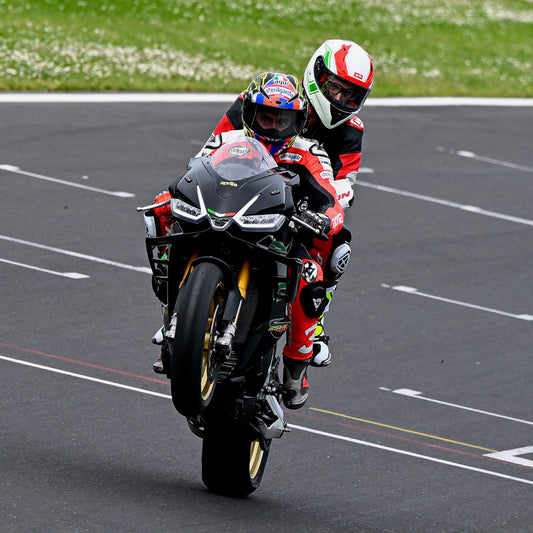Biposto in pista con pilota Aprilia Racing